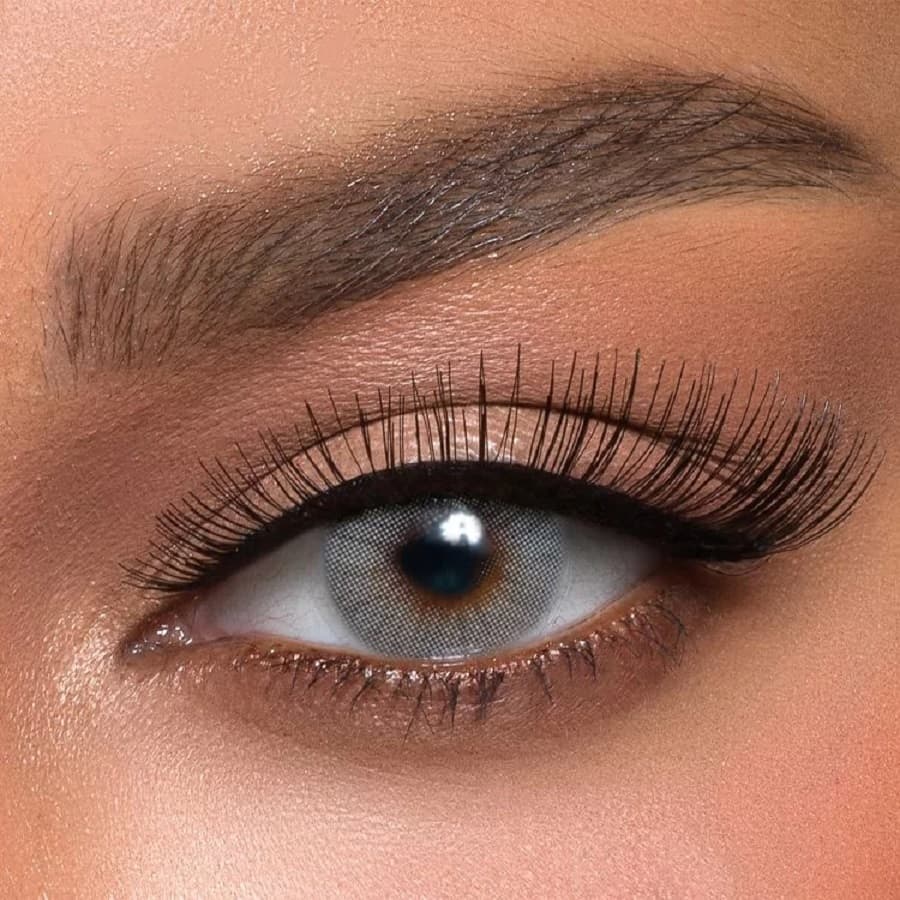 عدسات لاصقة ملونة